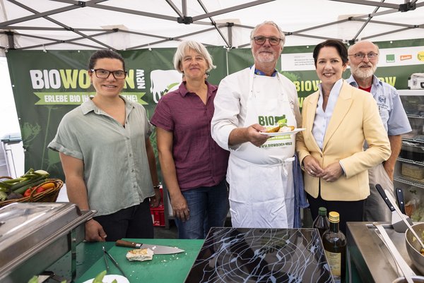 (v.l.n.r.): Julia Marie Schmidt (Geschäftsführerin Bioland NRW), Annette Alpers (Vorstand LVÖ NRW/Geschäftsführerin Naturland NRW), Landwirtschafts- und Verbraucherschutzministerin Silke Gorißen, Meisterkoch Markus Haxter, Peter Schmidt (Vorstand Biokreis NRW)