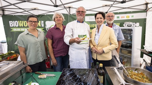 (v.l.n.r.): Julia Marie Schmidt (Geschäftsführerin Bioland NRW), Annette Alpers (Vorstand LVÖ NRW/Geschäftsführerin Naturland NRW), Landwirtschafts- und Verbraucherschutzministerin Silke Gorißen, Meisterkoch Markus Haxter, Peter Schmidt (Vorstand Biokreis NRW)